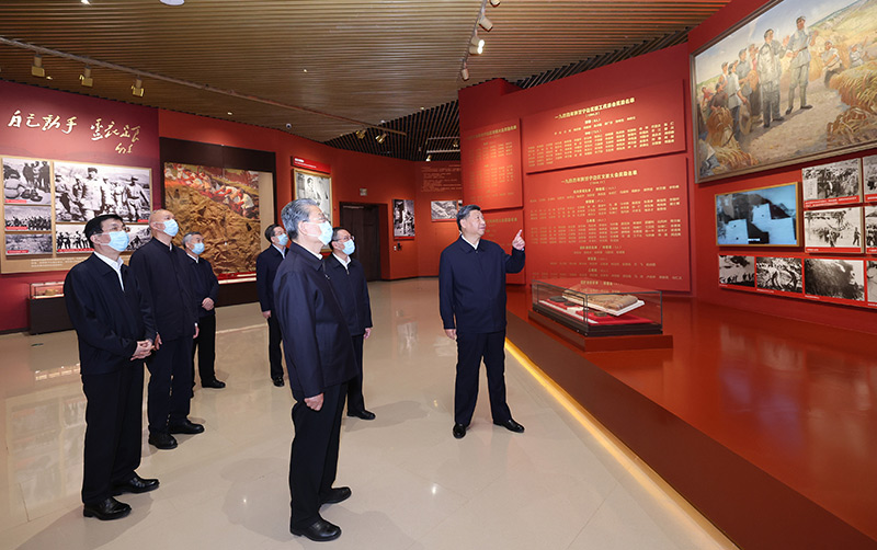 　　10月27日，中共中央總書記、國家主席、中央軍委主席習近平帶領中共中央政治局常委李強、趙樂際、王滬寧、蔡奇、丁薛祥、李希，瞻仰延安革命紀念地。這是習近平等在延安革命紀念館，參觀《偉大歷程——中共中央在延安十三年歷史陳列》。