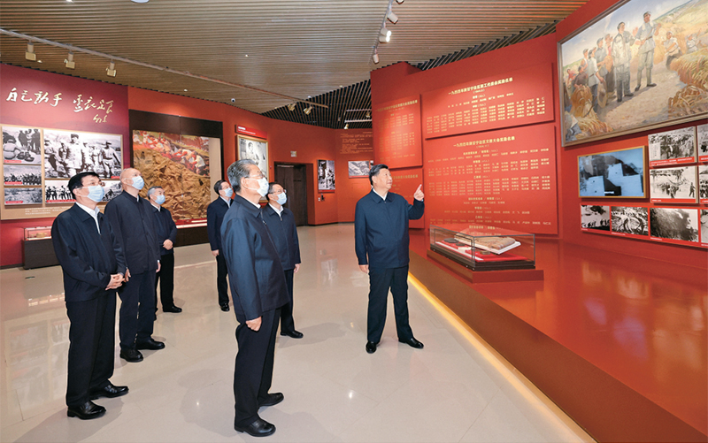 2022年10月27日，中共中央總書記、國(guó)家主席、中央軍委主席習(xí)近平帶領(lǐng)中共中央政治局常委李強(qiáng)、趙樂際、王滬寧、蔡奇、丁薛祥、李希，瞻仰延安革命紀(jì)念地。這是習(xí)近平等在延安革命紀(jì)念館，參觀《偉大歷程——中共中央在延安十三年歷史陳列》。 新華社記者 鞠鵬/攝